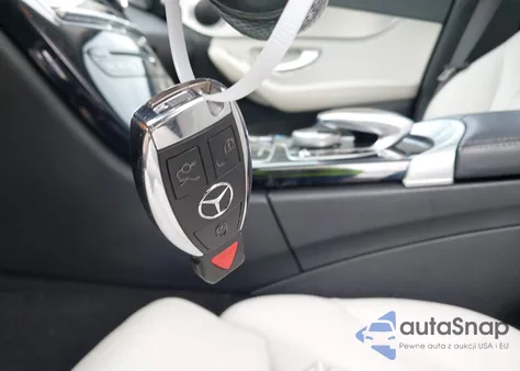 2015 Mercedes-Benz C 300 из США, поврежденный, VIN 55SWF4JB0FU055962